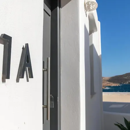 Art Beachfront Apartment Panormos (Tinos)